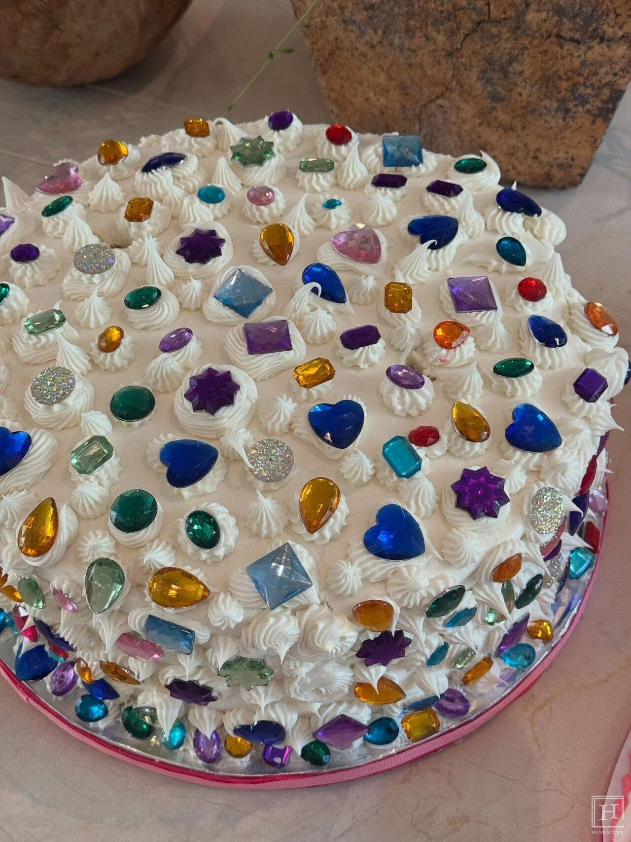 케이크에 큐빅을 붙여 꾸민 모습 / 카일리제너 인스타그램
