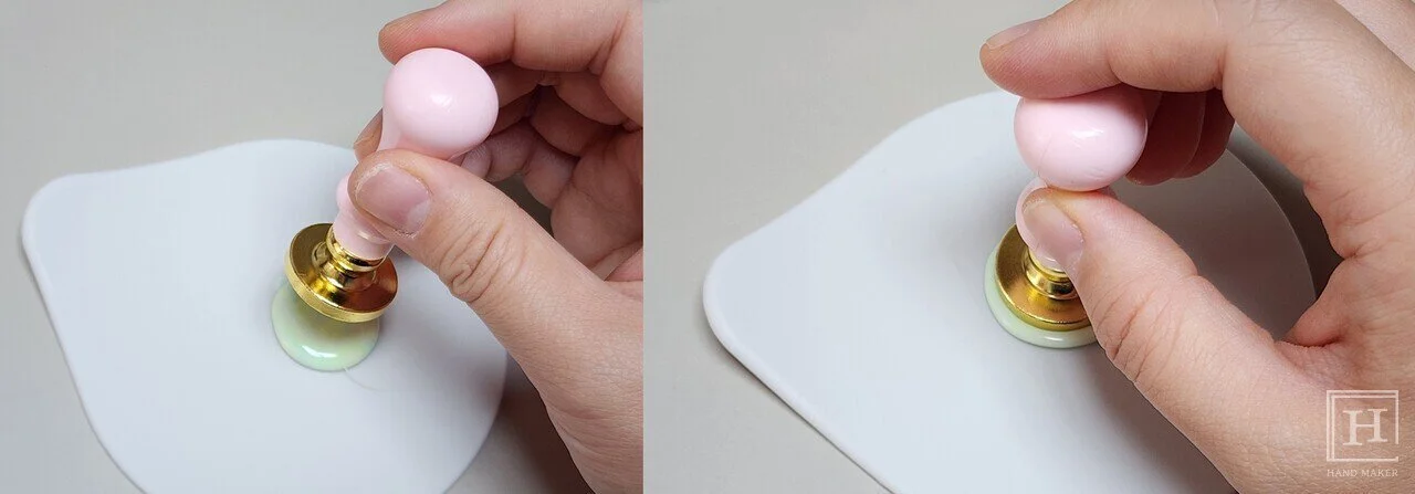 녹인 왁스에 스탬프를 빠르게 눌러준다 / 전은지 기자