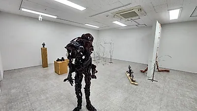金屬曲線與泥土痕跡：Kang Je-wan、Paideia 雙人展