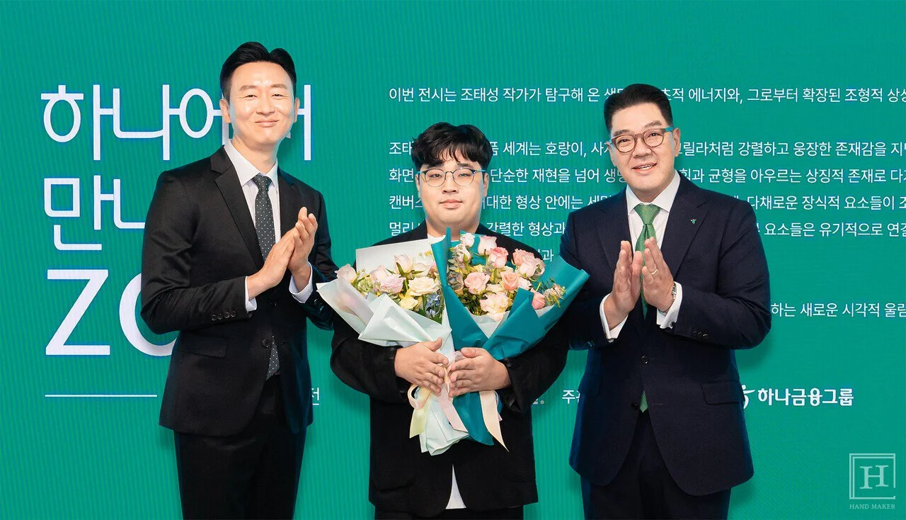 本月1日，参加发育障碍艺术家Cho Tae-seong个展开幕式的Hana Financial Group副会长Lee Eun-hyeong（右）与Cho…