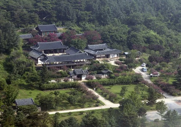 因电视剧拍摄时钉钉子造成损坏而引发争议的安东屏山书院 / 国家遗产厅