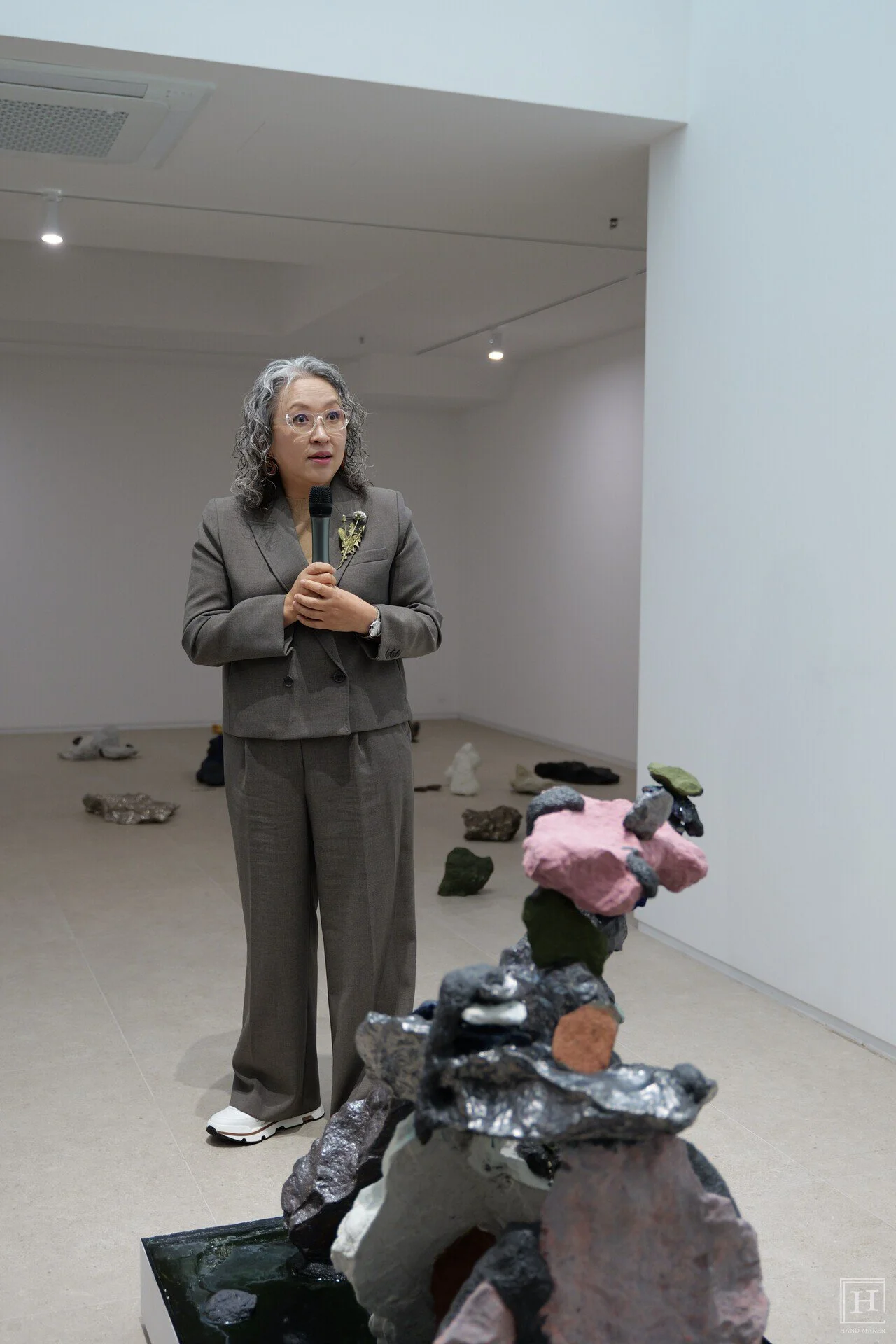 正在讲解作品的 Shin Mi-kyung 艺术家 / Dalim Cultural Foundation